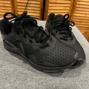 Nike Black Athletic Shoes with Breathable Mesh and Cushioning